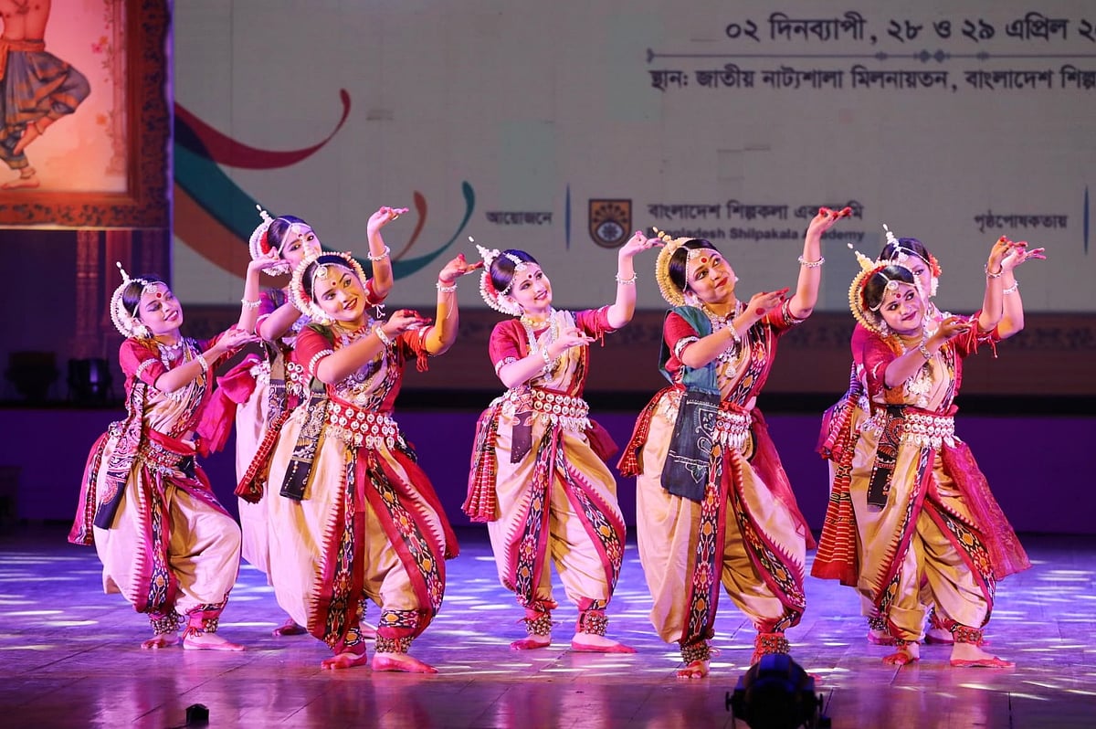 নাচের ছন্দে উৎসবমুখর শিল্পকলা একাডেমি