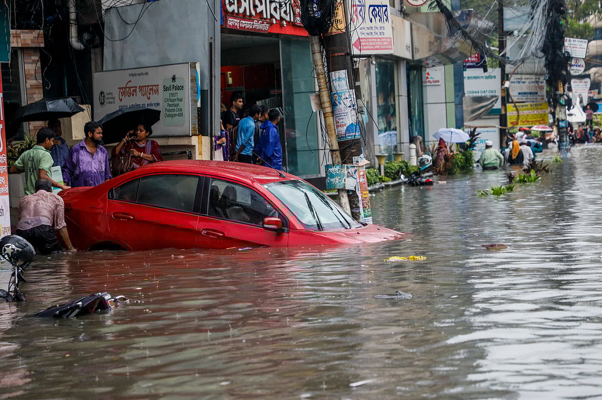 গাড়ির সামনের দিকে অনেকটাই পানিতে ডুবে আছে 