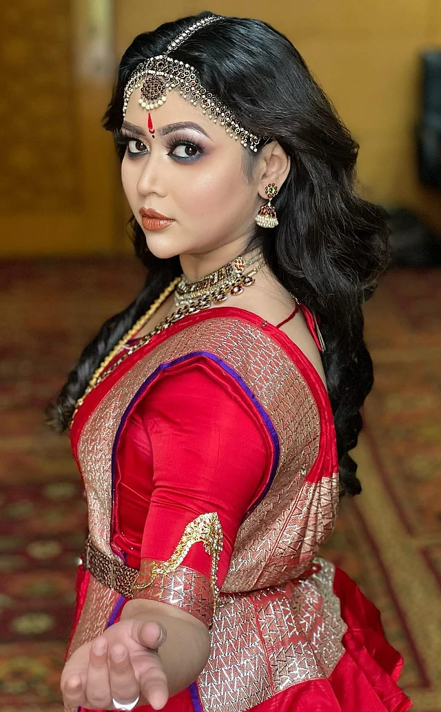 লাল শাড়ি, খোলা চুল আর গাঢ় কাজলে ভাবনার অভিব্যক্তি সত্যিই নজরকাড়া