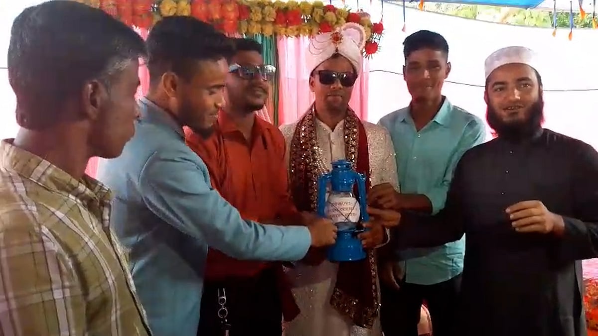 বন্ধুর বিয়েতে হারিকেন উপহার দিয়ে অভিনব প্রতিবাদ