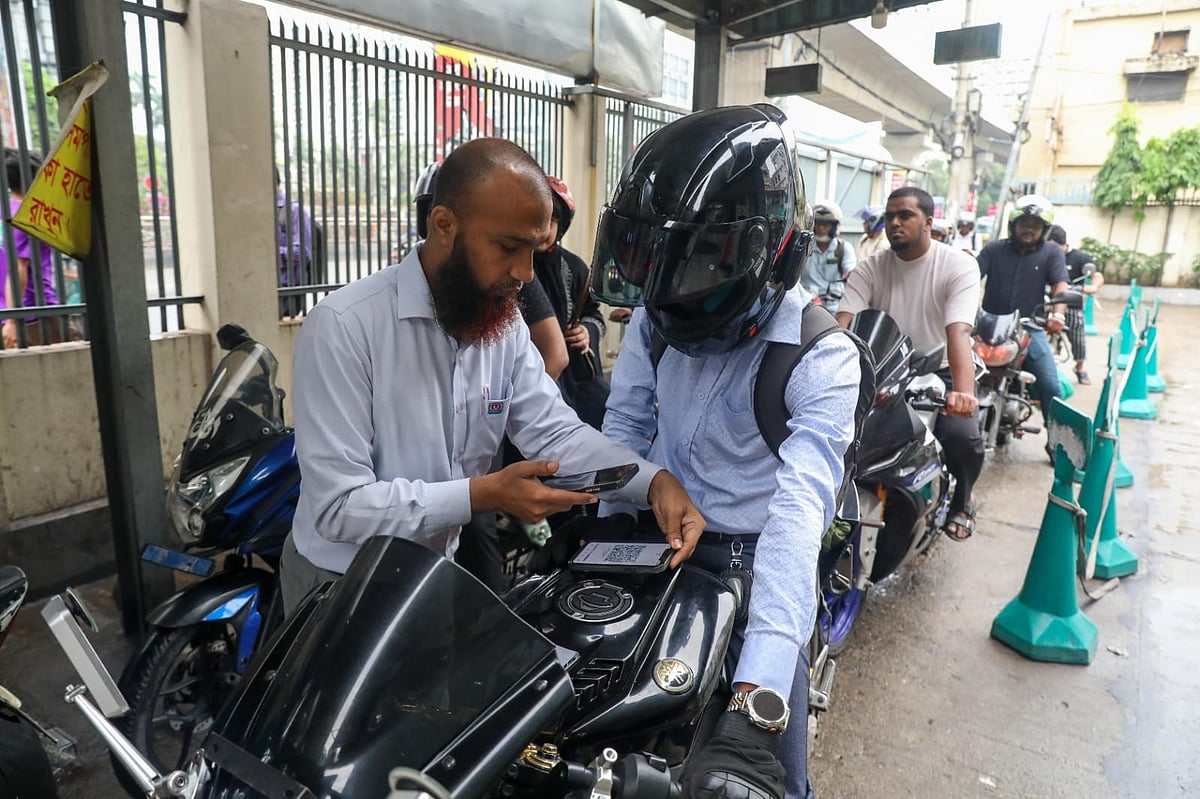 তেল পাওয়া যাচ্ছে আগের মতোই, কমেছে ভোগান্তি