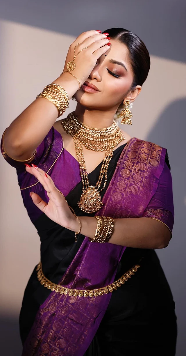 জমকালো গয়না, টেনে বাঁধা চুল আর বেগুনি কাঞ্চিপুরমে পারসাকে দারুণ লাগছে