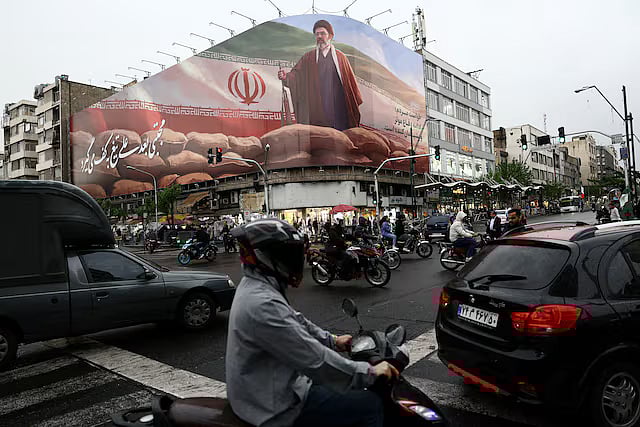 ইরানে সিদ্ধান্ত নিচ্ছে কে, মোজতবা খামেনি নাকি সামরিক বাহিনী