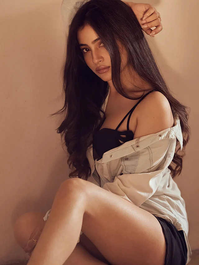 কালো ব্রালেটের সঙ্গে ডেনিম জ্যাকেট ও কালো শর্টস পরেছেন অভিনেত্রী। 