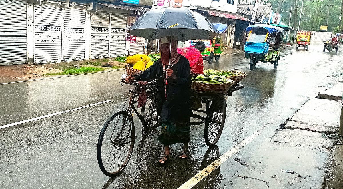 ‘ঘরে বয়ে থাকলে চলব ক্যামনে, ঝড়বৃষ্টি তো আর খাওন দিব না’