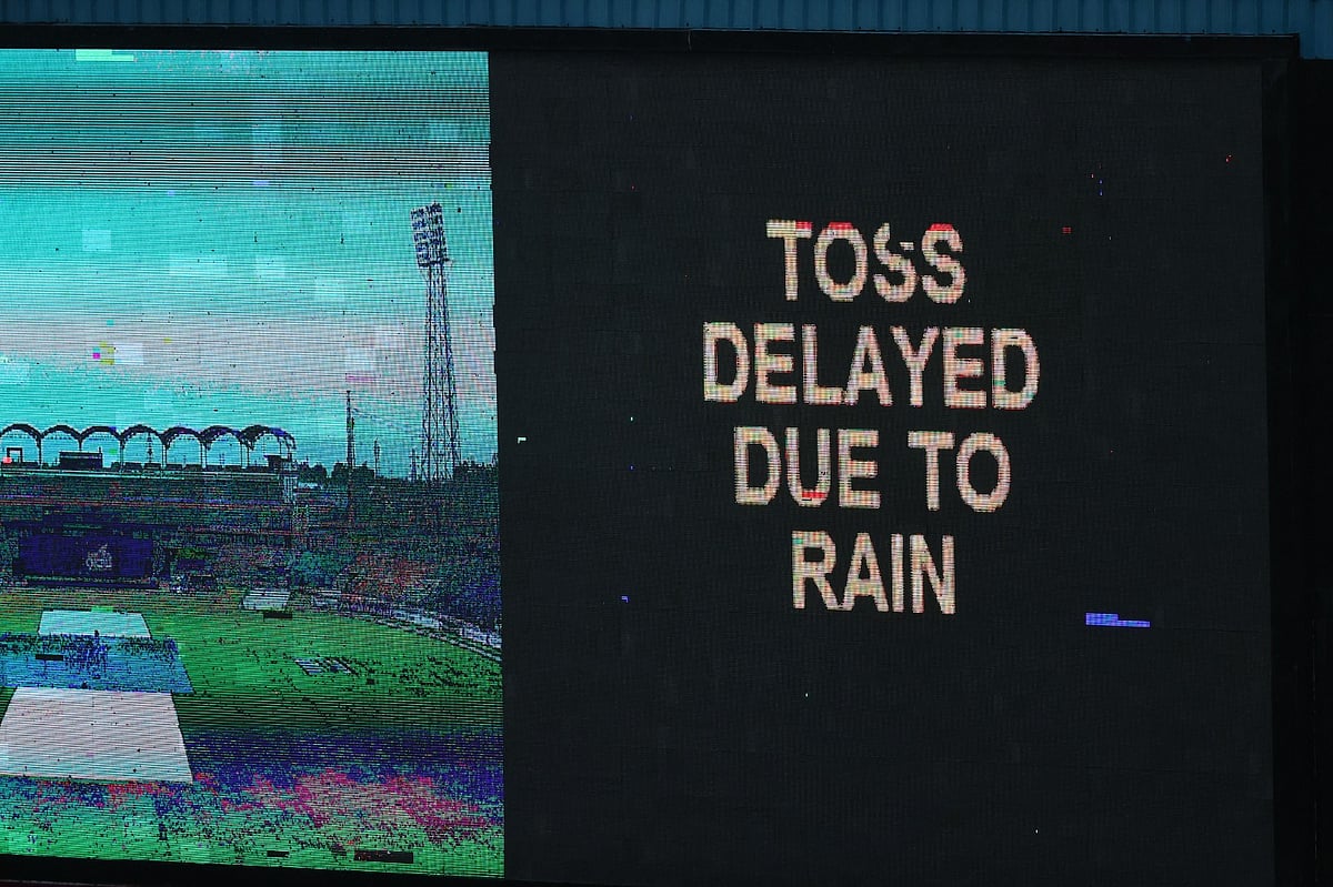 বৃষ্টি থামেনি, শুরু হয়েছে ওভার কাটা