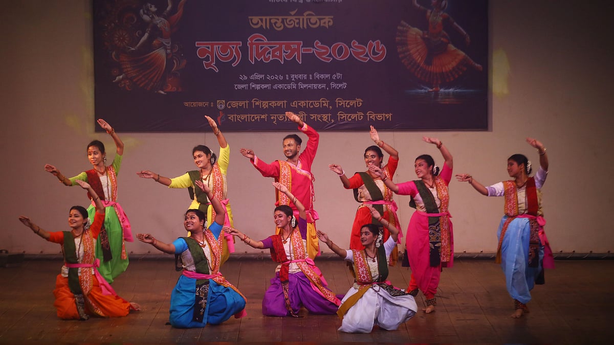 বাহারি পোশাকে নৃত্য পরিবেশন করছেন শিল্পীরা