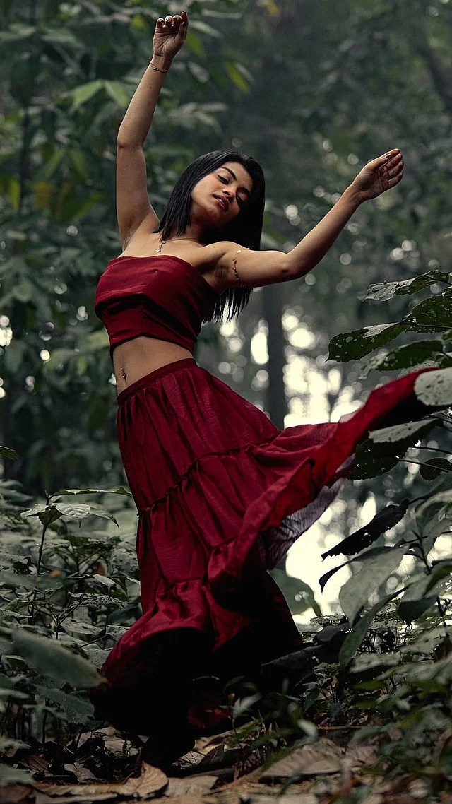 মেরুন স্ট্র্যাপলেস টিউব টপ আর ম্যাচিং টিয়ার্ড ফ্লেয়ার স্কার্টে মোহনীয় ইরা