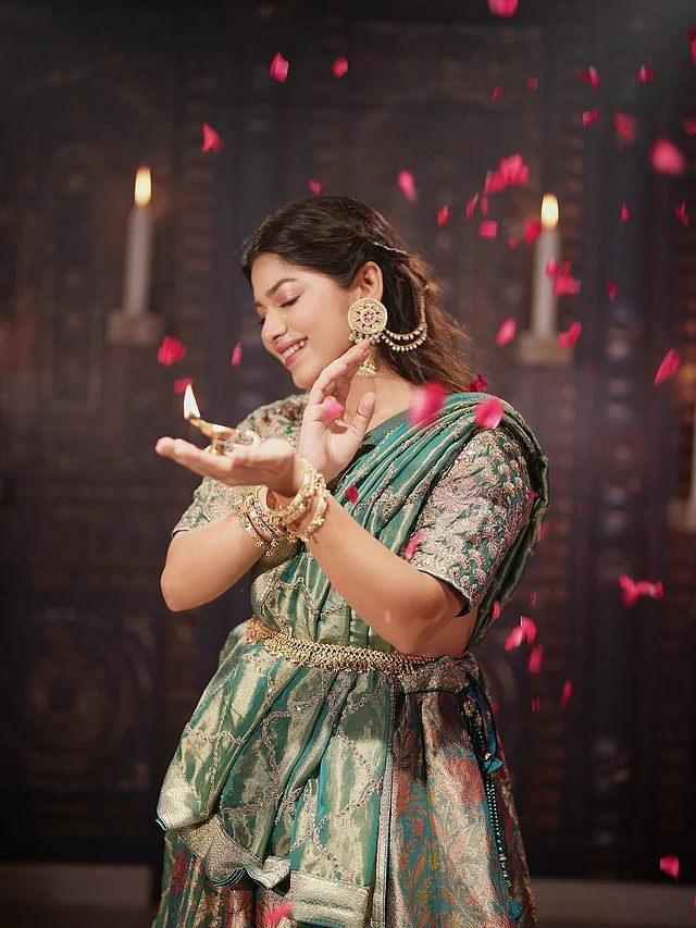 হালকা শেওলা সবুজ কাতান শাড়িতে নাচের মুদ্রায় পারসা