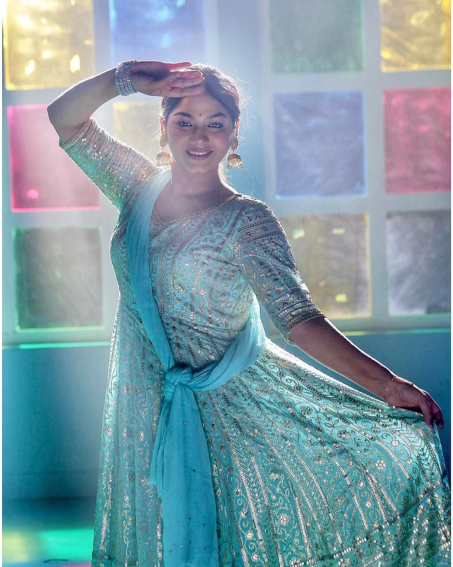 এই সময়ের জনপ্রিয় অভিনেত্রী পারসা ইভানা নাচ দিয়েই শুরু করেছিলেন। এখানে পরেছেন রূপালি কাজের আকাশ-নীল কত্থক নাচের পোশাক