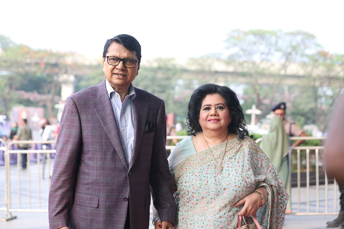 রেড কার্পেটে হাঁটা তারকা দম্পতিদের দেখুন