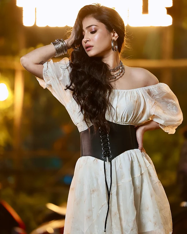 অফ-শোল্ডার করসেট ড্রেসের সঙ্গে অক্সিডাইজ জুয়েলারি স্টাইল করেছেন এই লুকে