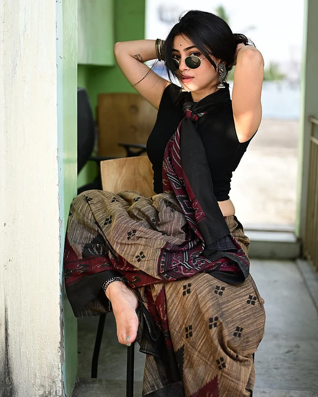 নজরকাড়া ফ্যাশন সেন্সের জন্য জনপ্রিয় তিনি। শাড়ির ফিউশন লুকে ধরা দিয়েছেন অভিনেত্রী এখানে।