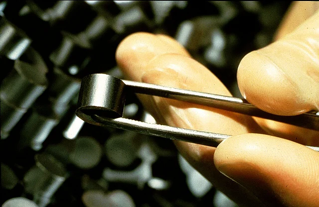 ১টি ইউরেনিয়াম পেলেট (২০ গ্রাম)  ১ টন কয়লা বা ১২০ গ্যালন (৪৫৪ লিটার) তেল বা ১৭ হাজার ঘনফুট প্রাকৃতিক গ্যাসের সমপরিমাণ