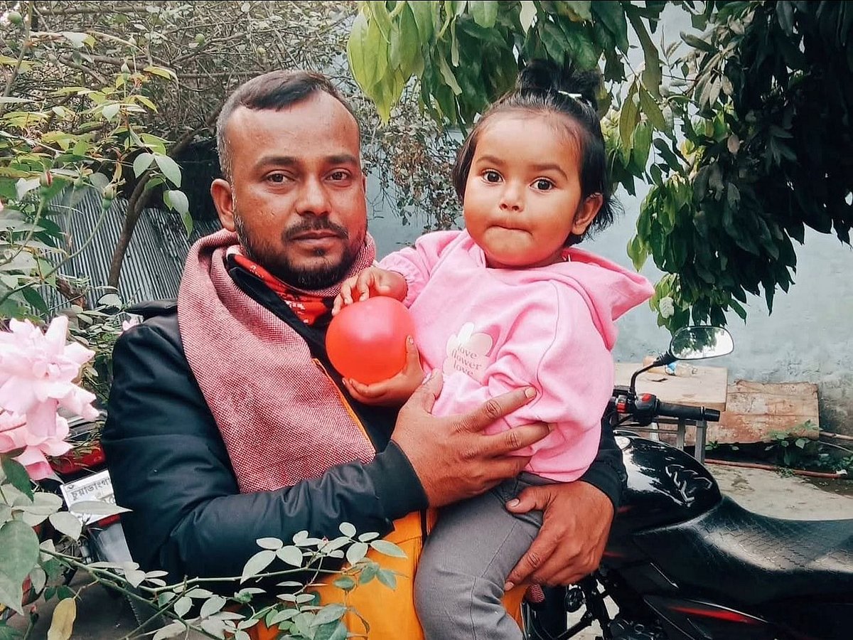 দোকানে যাওয়ার পথে বজ্রপাতে বাবার মৃত্যু, কোল থেকে ছিটকে বাঁচল মেয়ে