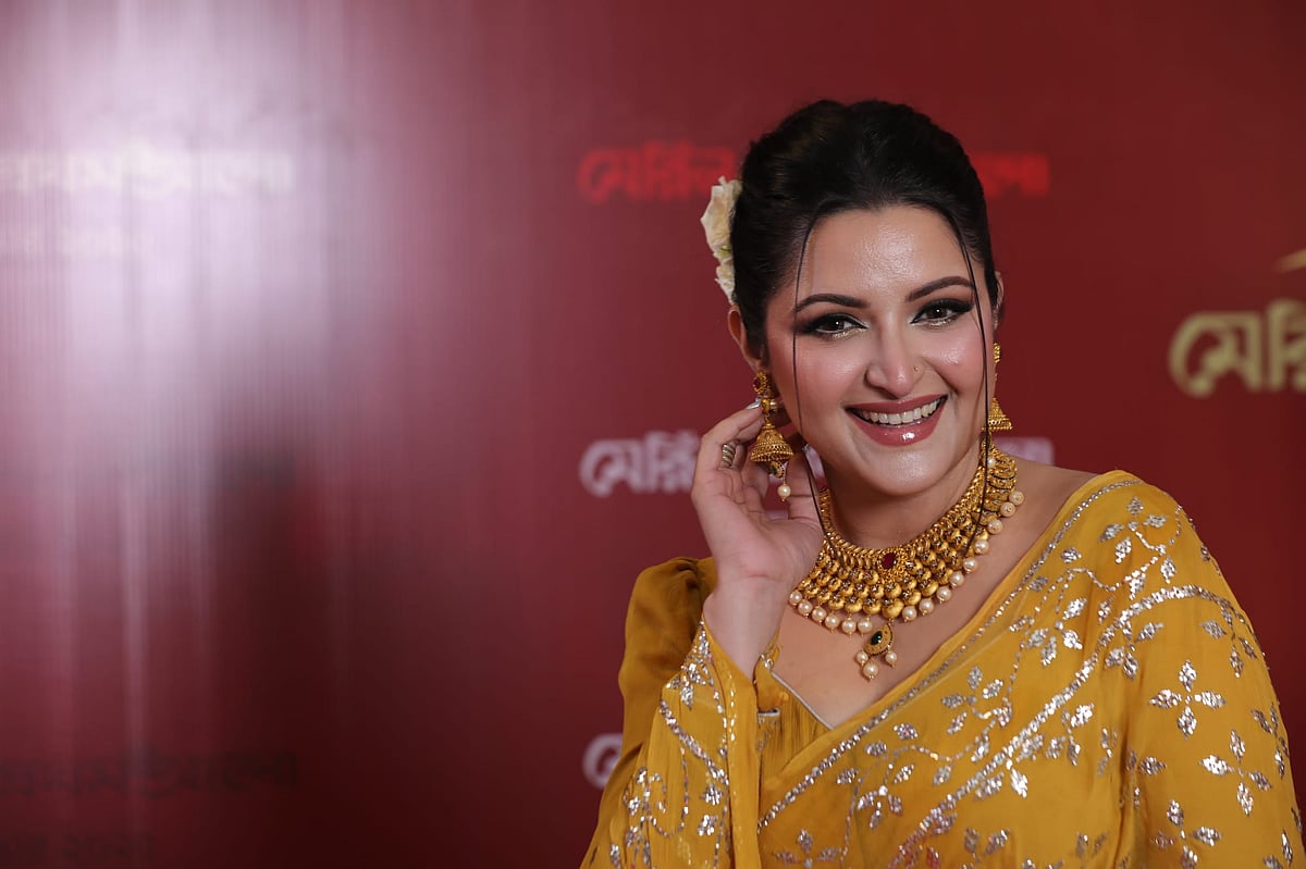 অন্য রকম শাড়িতে রেড কার্পেটে এলেন যেসব তারকা