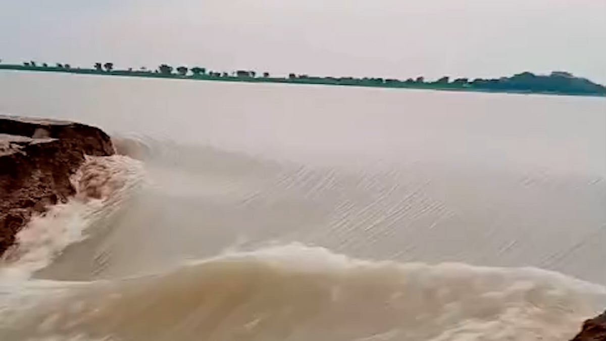 তলিয়ে যাচ্ছে সুনামগঞ্জের জমির ধান, বুধবার ভেঙে গেল আরেকটি বাঁধ