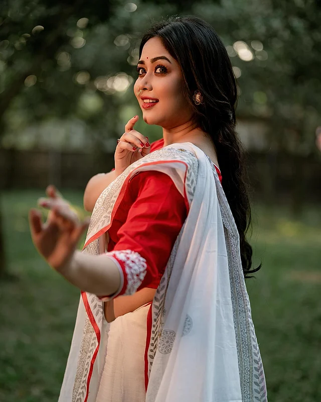 সাদা শাড়ি আর ঠাকুরবাড়ির আমেজের সাদা লেসের লাল ব্লাউজে ভাবনার নাচের ভঙ্গী