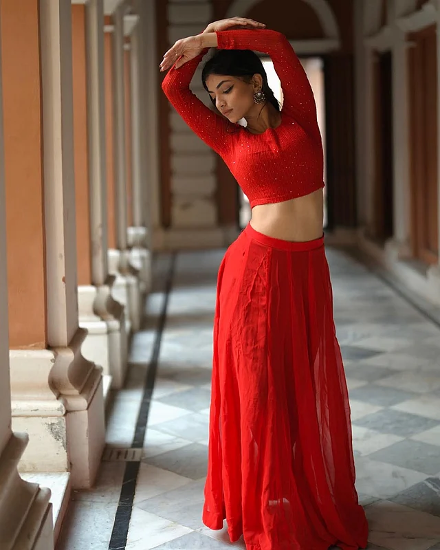 নাচ দিয়েই সবার হৃদয় জয় করেছেন মুবাশ্বিরা কামাল ইরা। এখানে লাল মনোক্রোম ক্রপড টপ আর ম্যাচিং লম্বা স্কার্টে দেখা যাচ্ছে তাঁকে 