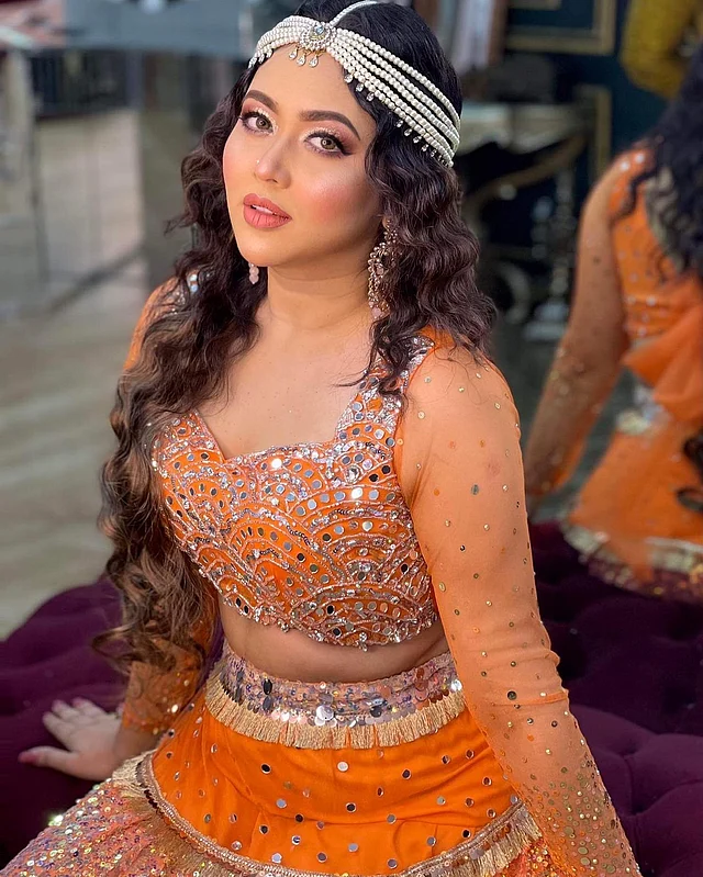 নাচের কস্টিউমে ভাবনা। কমলা কারুকাজ করা টপ ও ঘাগরার সঙ্গে পার্লের হেড গিয়ার