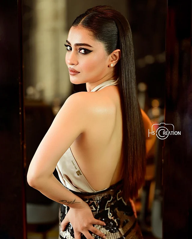 হল্টারনেক ,ব্যাকলেস ড্রেসের সঙ্গে বোল্ড স্মোকি আই লুক আর হেয়ারস্টাইল মিলিয়ে নজর কাড়ছেন সুন্দরী। 