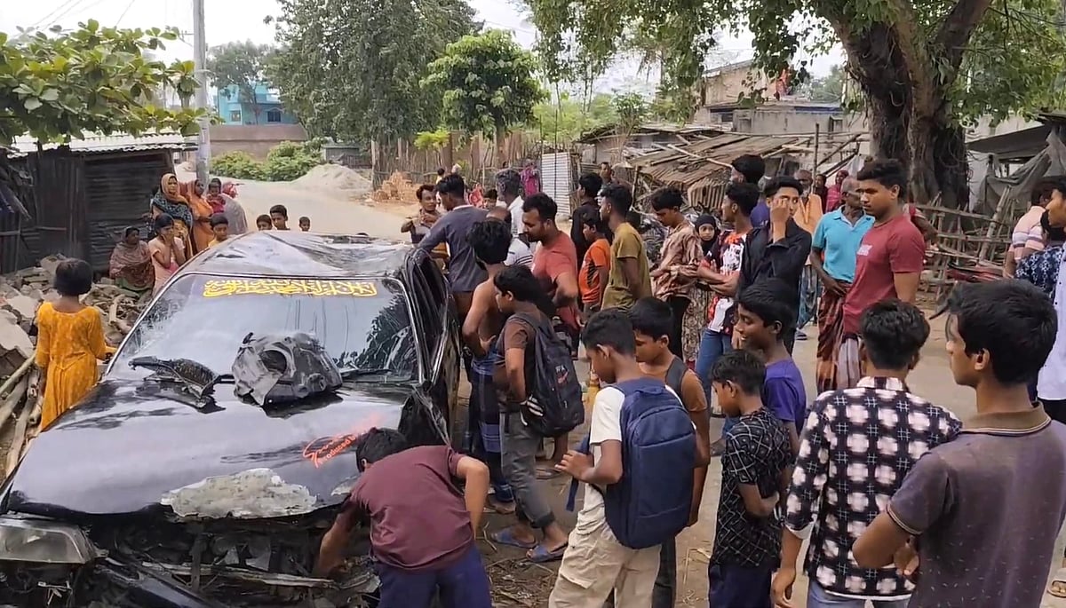 প্রাইভেট কার নিয়ন্ত্রণ হারিয়ে ঢুকে গেল ঘরে, গাঁজাসহ চালককে পুলিশে সোপর্দ