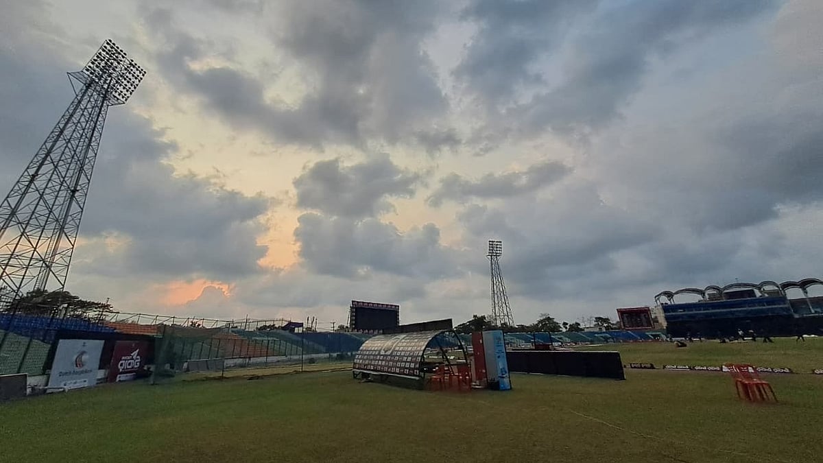 বৃষ্টিতে খেলা শুরু হতে দেরি