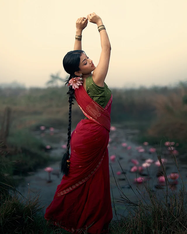 লম্বা বেনি, লাল শাড়ি আর কন্ট্রাস্ট সবুজ ব্লাউজে নাচের ভঙ্গিমায় ইরা