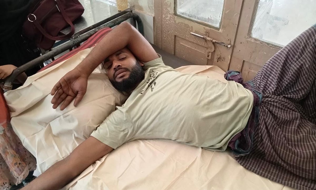 সাপে কামড়ানোর পর জীবিত গোখরা নিয়ে হাসপাতালে যুবক