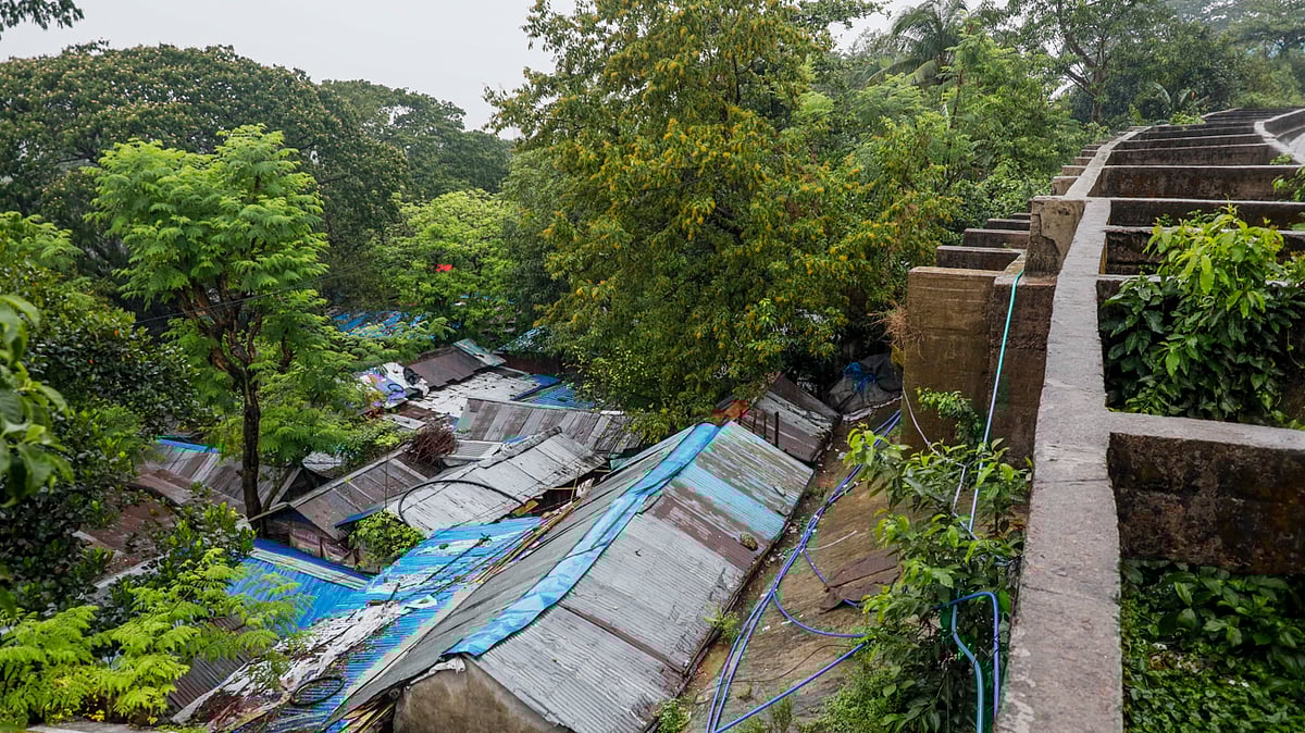 পাহাড় ঘেঁষে ঘরবাড়ি