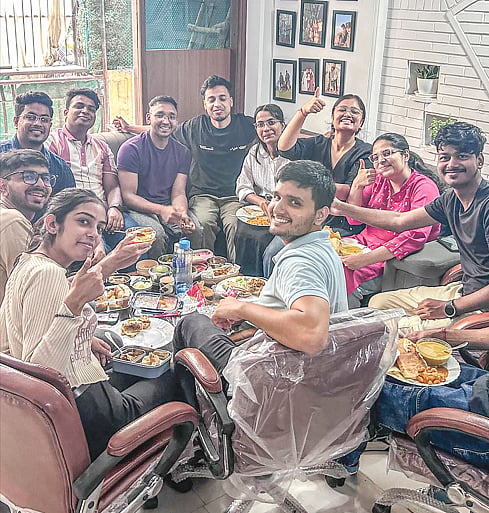 অফিসে প্রতিদিন কর্মীদের এক ঘণ্টা ‘পিকনিক’