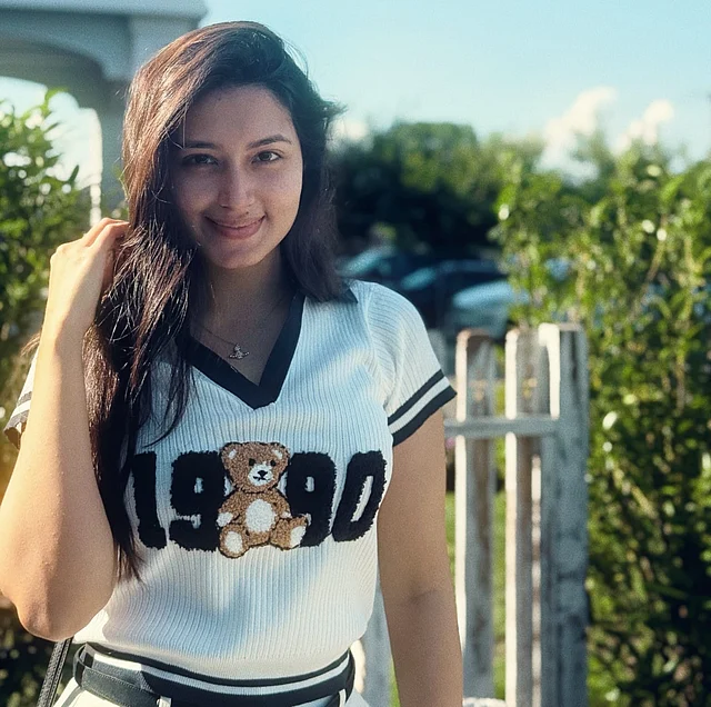 খোলা চুলে মেকআপ ছাড়া আগের মতো স্নিগ্ধ সুন্দর লাগছে এই অভিনেত্রীকে। 