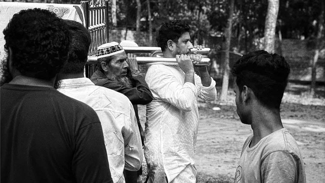 রাজ বললেন, ‘ছবিটা আমার মায়ের লাশ বহনের...’