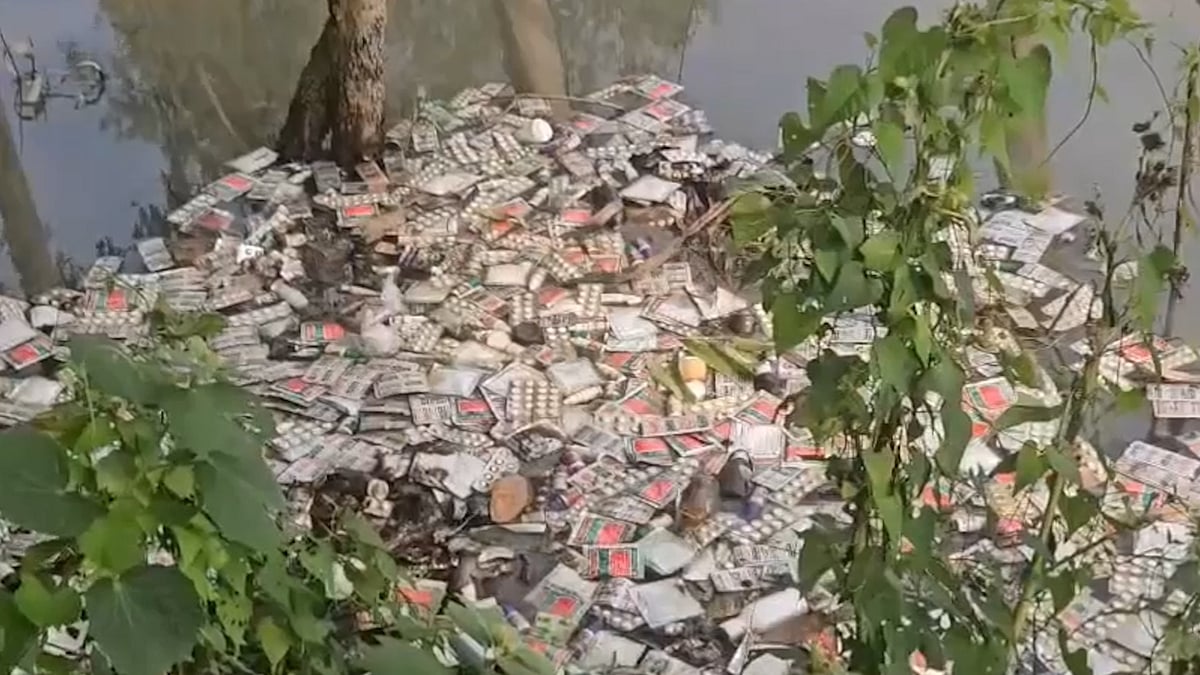 ডোবায় ফেলে দেওয়া হলো বিপুল পরিমাণ সরকারি ওষুধ