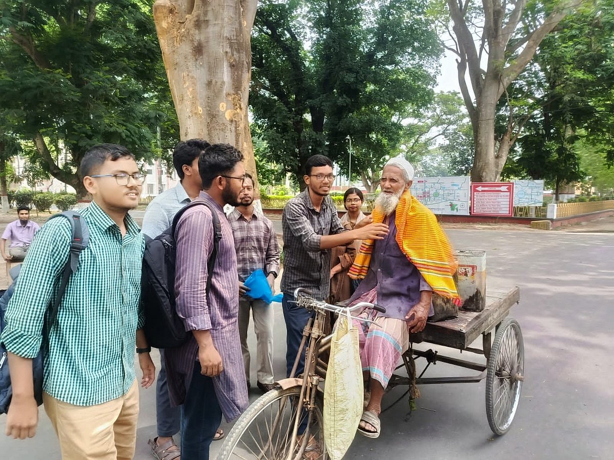 শ্রমিক দিবসে শ্রমজীবীদের মুখে হাসি ফোটালেন বন্ধুসভার বন্ধুরা