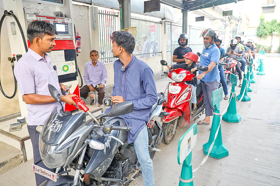 তেলের দীর্ঘ লাইন উধাও, কয়েকটি কারণের কথা বলছেন পাম্প মালিকেরা