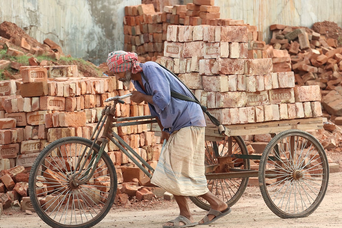 ‘সুস্থ শ্রমিক, কর্মঠ হাত, আসবে এবার নবপ্রভাত’