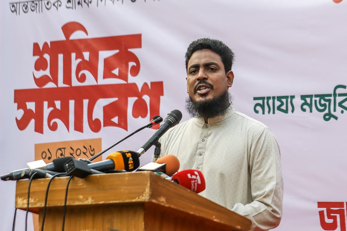 লুটপাটকারীদের কাছে ব্যাংক তুলে দেওয়ার 
আয়োজন চলছে