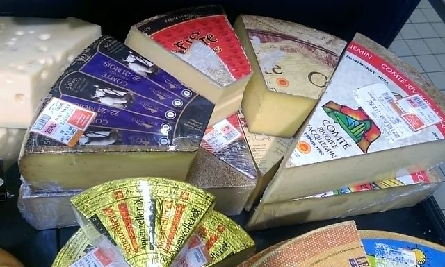 সুপার শপে টুকরা করে কেটে রাখা কমতে পনির