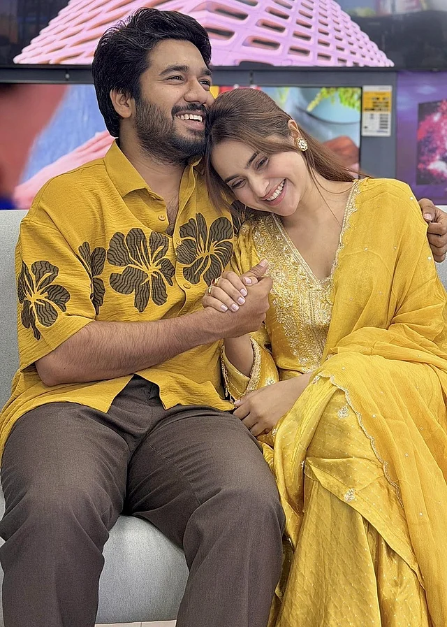 একই নাটকের আদর্শ জীবনসঙ্গী রূপে সকলের মন হয় করেছেন খায়রুল বাশার ও কেয়া পায়েল। সিম্পল স্টাইলেই বাজিমাত করেছেন তাঁরা