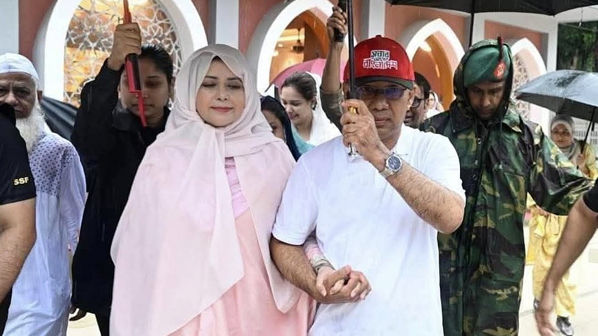সিলেটে মুষলধারে বৃষ্টি: স্ত্রীর মাথায় ছাতা ধরলেন প্রধানমন্ত্রী