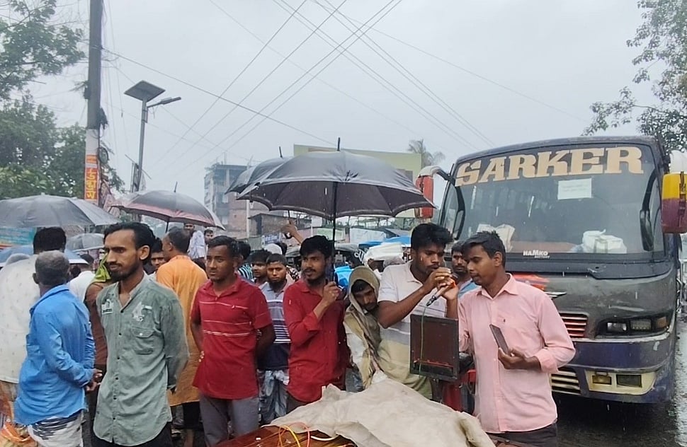 রংপুরে পানিনিষ্কাশনের নালায় বাঁধ, জলাবদ্ধতার শঙ্কায় কৃষকদের মহাসড়ক অবরোধ