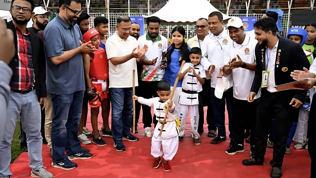 সিলেটে প্রধানমন্ত্রীকে ‘কুংফু’ দেখাল এক শিশু, প্রধানমন্ত্রীর হাততালি