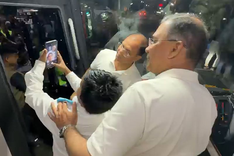 শিশুর আবদার রক্ষায় বাস থামালেন প্রধানমন্ত্রী, তুললেন ছবি