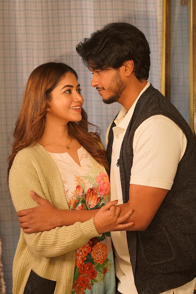 ক্যাজুয়াল লুকে নজর কাড়ছে প্রিয়ন্তী উর্বী ও আরশ খানের নতুন জুটি