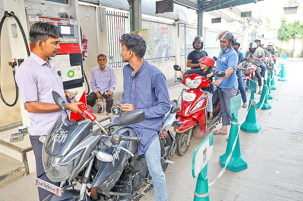 সরবরাহ বাড়ায় পাম্পে চাপ নেই