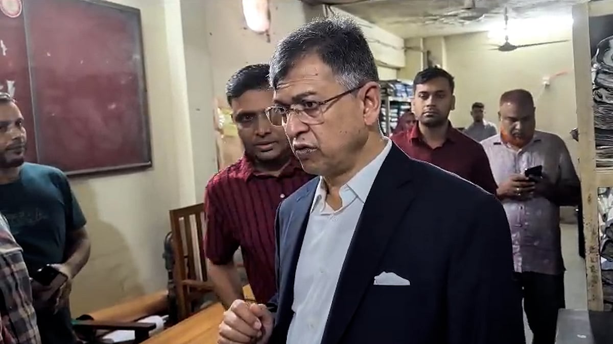 আকস্মিক থানা পরিদর্শনে গেলেন স্বরাষ্ট্রমন্ত্রী সালাহউদ্দিন আহমদ
