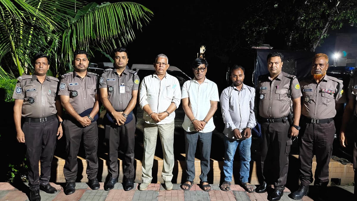 প্রাথমিক শিক্ষা অধিদপ্তরের কর্মীরাই স্টোররুমে আগুন দেন: পুলিশ