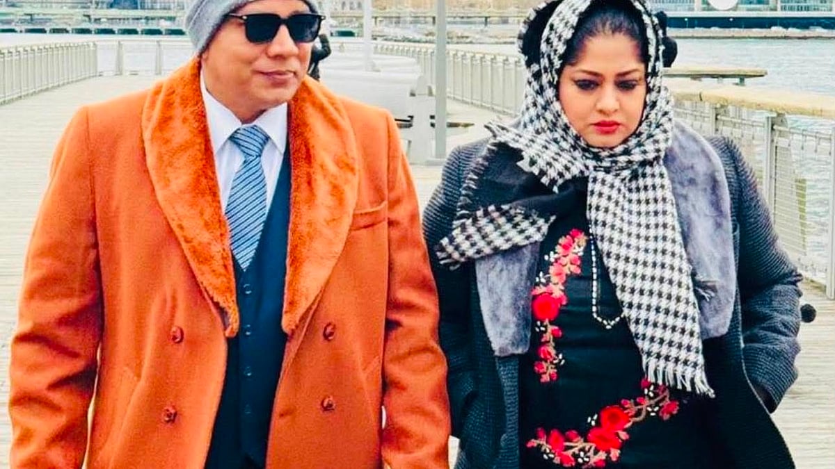 সিনেমার একটি দৃশ্যে সহশিল্পীর সঙ্গে মৌসুমী। ছবি: ফেসবুক থেকে 