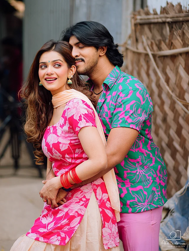 গোলাপি নাটকে ঝড় তুলেছে তানজিন তিশা আর তৌসিফ মাহবুবের জুটি। এখানে বেশ উজ্জ্বল কালার প্যালেটের পোশাক পরেছেন দুজনেই নাটকের নামের সঙ্গে মিল রেখে 